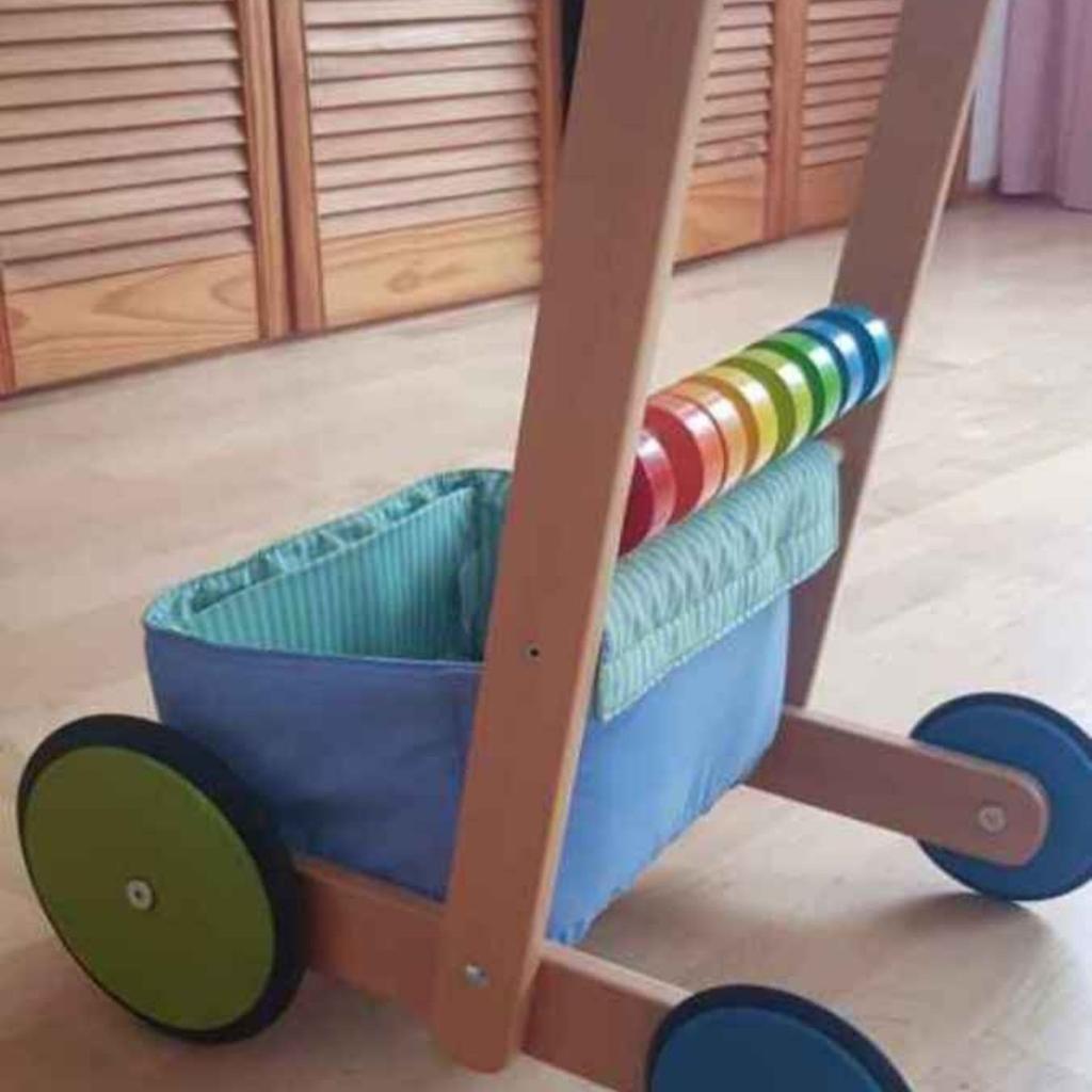 HABA- Lauflernwagen Farbenspaß, Lauflernhilfe aus Holz und Textil mit bunten Spielelementen, Transportfach für Spielsachen