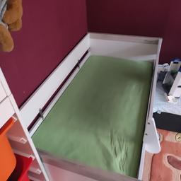verkaufe hier ein Kinderbett mit Sicherheits rausfallschutz