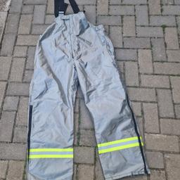 Verkaufe von meinem Vater diese Feuerwehrhose, sie ist von Securitex.inc Kanada. Es ist die Gr. M und sie ist in einem sehr guten Zustand.

Sie kommt wie aus dem Foto.

Versand wäre 6,00

Paypal / Überweisung ist vorhanden
