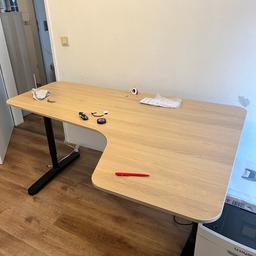 Tisch mit Holzplatte, Metallbeine noch sehr gut in Takt und in Gebrauch. Die Bilder habe ich von IKEA entnommen, weil es exakt gleich aussieht und weil mein Schreibtisch voll ist. Bei wirkliche Interesse schicke ich gerne auch richtige Bilder. Original Preis 350 € von diesem Tisch,ich war von dem Tisch sehr zufrieden, bis heute immer noch sehr robust.
Nur Abholung