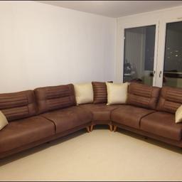 Ich verkaufe diese Sofa weil die sind sehr groß für meine Wohnzimmer.Das ist wenig benutzt und mit schlaffunktion