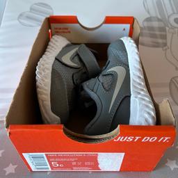 Sneakers running bambino Nike Revolution 5 (TDV) numero 21 grigie e bianche con velcro, praticamente nuove come da foto. Scatola originale compresa (manca coperchio). Eventuale spedizione da concordare a parte.