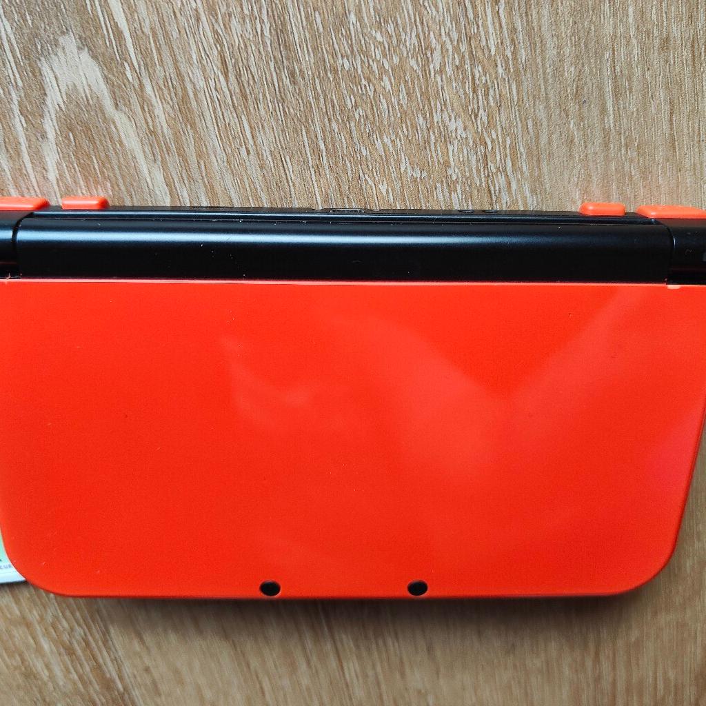 Verkaufe einen Nintendo New 3DS XL in orange schwarz

Die Konsole hat außen Gebrauchsspuren aber funktioniert einwandfrei

Mit dabei ein originales Ladekabel sowie das Spiel Gestüht 3DS (Pferdespiel)
leider kein Stift mehr vorhanden

Da es ein Privatverkauf ist gibt es keine Garantie sowie Rücknahme