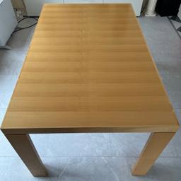 Wir verkaufen unseren ausziehbaren Esstisch. Aus Holz stabil
Maße: Länge 1,60 m (2,60 m)
Breite 95 cm
Höhe 74 cm