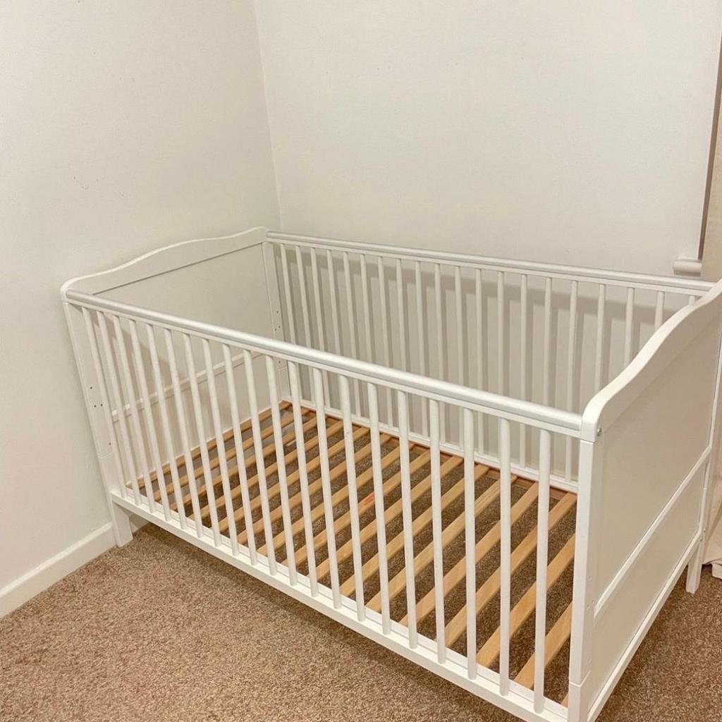 Cot Bed/Toddler Bed
Dimensions: 140 x 70cm
Colour: White

Brand new Mattress also available for £60

Height can be adjusted depending on child age.
Used but in excellent condition.
Pet & Smoke Free Home.
Collect unassembled - easy assembling - All screws included.