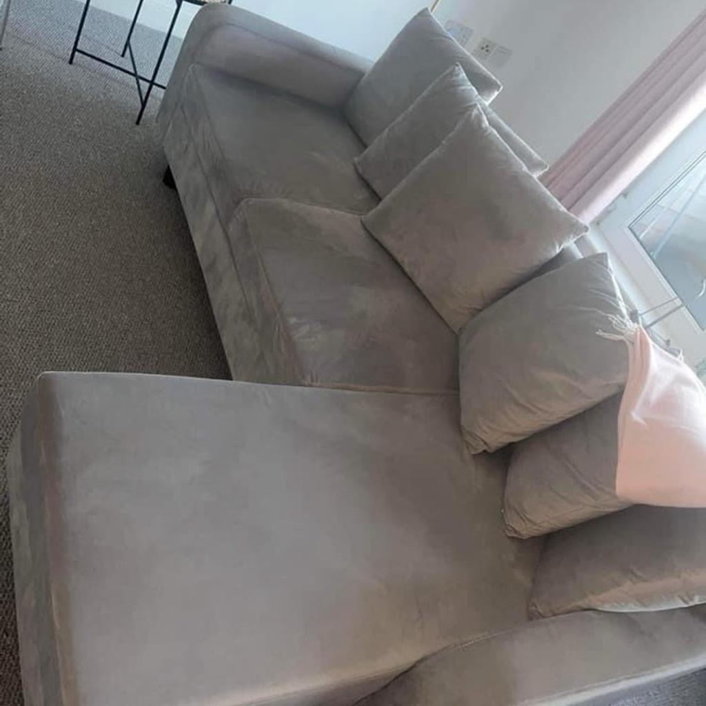 Bran new bought for our daughter for uni accommodation but has now decided to move in with her friends so no longer needed
EXCELLENT CONDITION !!
Never bin sat on, feels soft, and comfortable hard wearing too..
 cost us £400 will consider reasonable offers
From 250