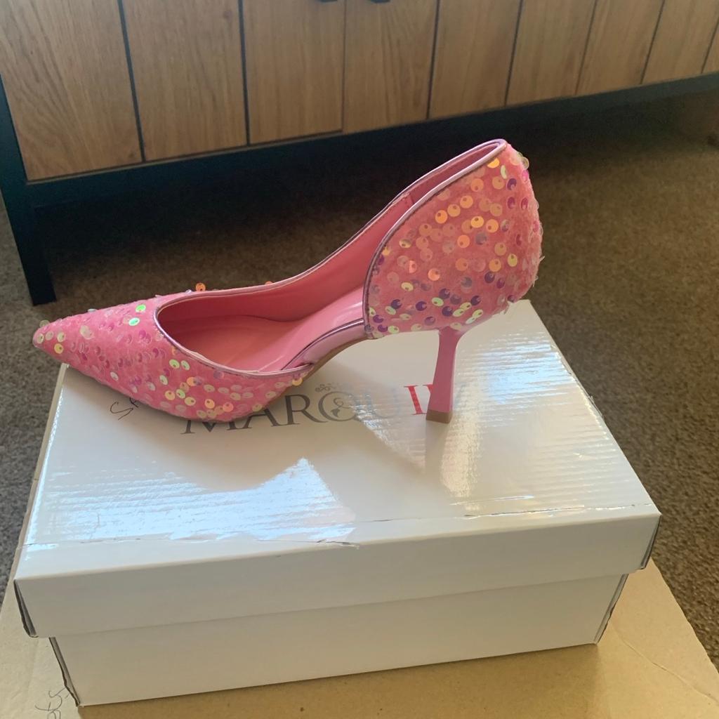 Beautiful shoes, I bought these for my nephews wedding unfortunately they are to big they have never been worn and have beautiful detail on them as you can see by pics, when you put these on some of the detail changes to gold,