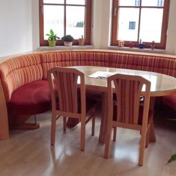 Bankverbau in Birnbaumfurnier mit ovalem Tisch (160x100) und zwei Stühlen
Genaue Maße siehe Pläne