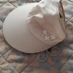 Lightweight sun hat with large brim that shades eyes 
Cream top with pretty flower detail and lovely patterned under brim