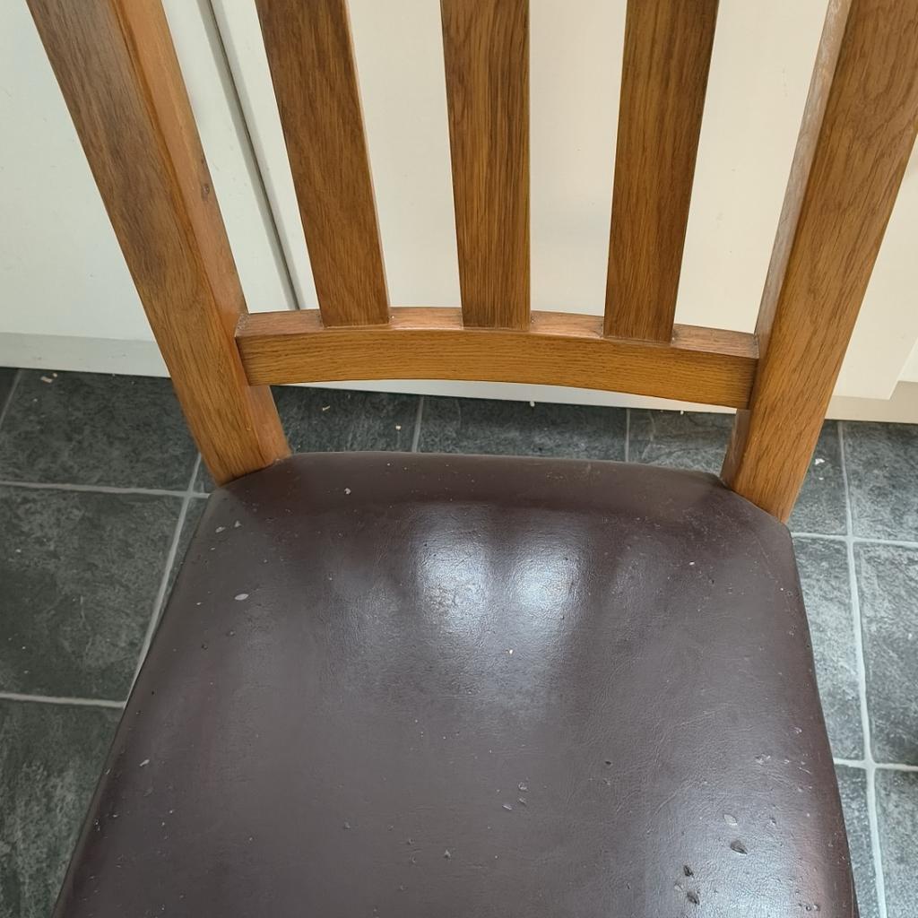 Solid oak wood extendable dining room table and 4 chairs. Chair cushions are little worn and have few cat scratches

51.5 x 31.5 inches (fully extended)

Cash only