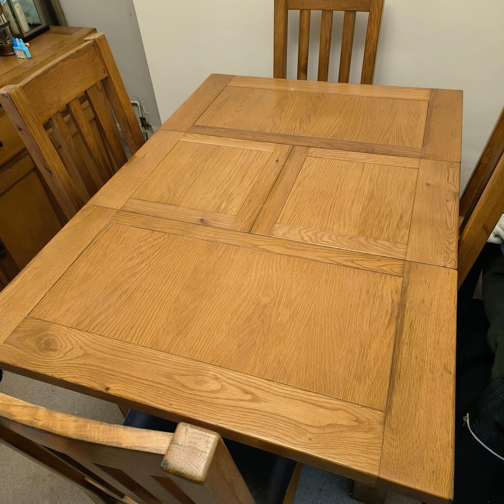 Solid oak wood extendable dining room table and 4 chairs. Chair cushions are little worn and have few cat scratches

51.5 x 31.5 inches (fully extended)

Cash only