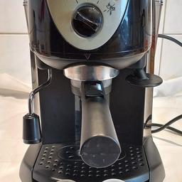 Espressomaschine Bifinett von DeLonghi.
Für Kaffeepads oder Kaffeepulver (die Maschine verfügt über einen Kaffeestopfer).
Milchaufschäumer
Abnehmbarer 1 Liter Wassertank
Großes und kleines Kaffee-Sieb
Bedienung über Drehknopf

Technische Daten:
Netzspannung: 220V ⁓ 230V ⁓ 50/60Hz
Nennleistung: 1100W
Pumpendruck: ca. 1,5MPa (15bar)
Wasserbehälter: 1 ltr.

Gebraucht mit leichten Gebrauchsspuren, voll funktionstüchtig einem sehr guten und gepflegten Zustand.
Keine Garantie, keine Rücknahme.
Der Verkauf erfolgt unter Ausschluss jeglicher Sachmängelhaftung.
Solange die Anzeige online ist, steht der Artikel zum Verkauf.
Nur Abholung in Köln-Mülheim
38,00 € 
Bezahlung:
- Barzahlung bei Abholung
Das Kaufen von mehreren Artikeln ist möglich, fragen zum Kombiversand beantworte ich gerne.
Artikel 37