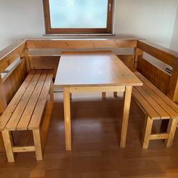 IKEA Tisch und zwei Sitzbänke aus Holz
Größe Tisch: Höhe 76cm, Breite 75cm, Länge 135cm
Größe Bänke: Höhe 45cm, Breite 35cm, Länge 150cm
Farbe: braun