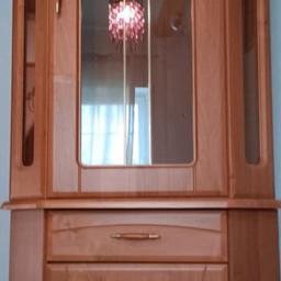 Eckvitrine aus Erle Nachbildung mit Glaszwischenböden, Tür und Schublade.
Zu Verschenken 
Nur per Abholung in Kottweiler-Schwanden 