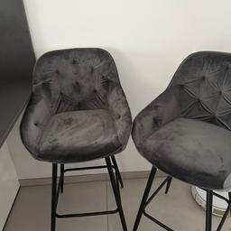 2 Barstühle in grau ( Samt) mit schwarzem Gestell.
2-3 x gesessen, keine Flecken, keine Kratzer, in einem Top Zustand.