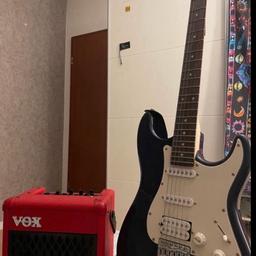Eine Aria stg Series E-Gitarre mit einem VOX Verstärker inklusive Anschluss Kabel, Der Zustand ist sehr gut und kommt mit einer Hülle und Ständer, funktioniert einwandfrei, es gibt eine leichte gebrauchspur hinter der Gitarre die kaum sichtbar ist, siehe Bild