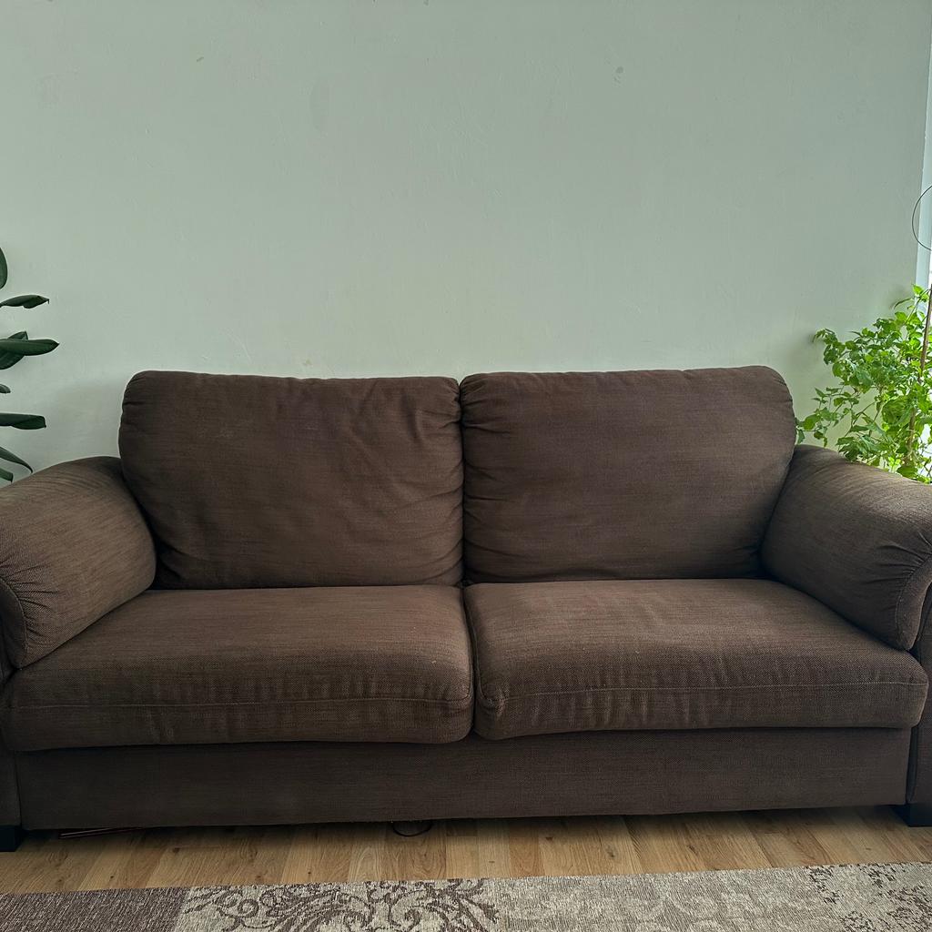 Sofa, Sessel und Hocker zusammen zum Abholen.
Guter Zustand mit leichten Gebrauchsspuren.
Preis VB.