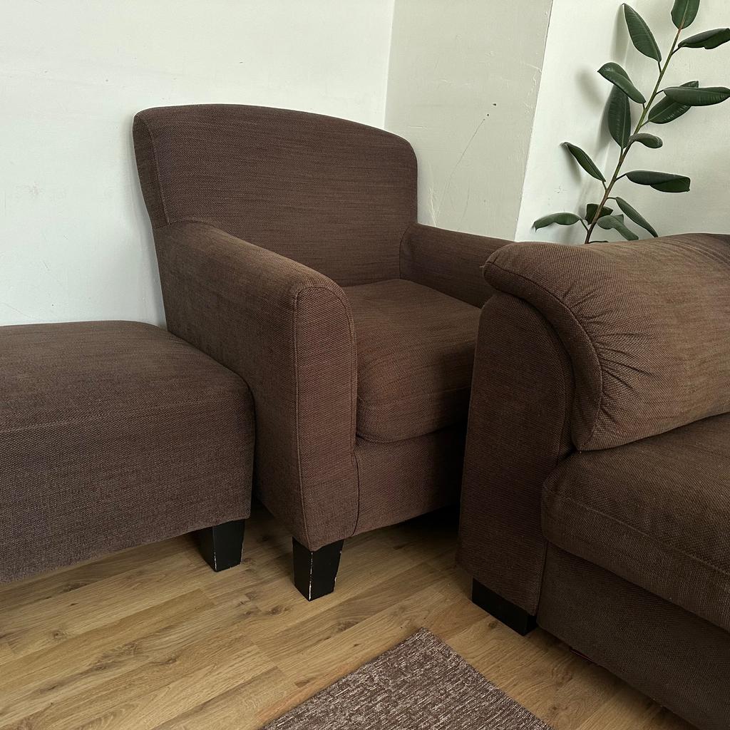 Sofa, Sessel und Hocker zusammen zum Abholen.
Guter Zustand mit leichten Gebrauchsspuren.
Preis VB.