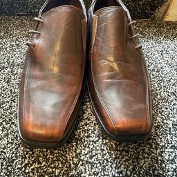 Men’s smart shoes
Size 9 
In a decent condition 
Just worn few occasions 
Slight marks under neath
Thanks for looking
Any more info get in touch