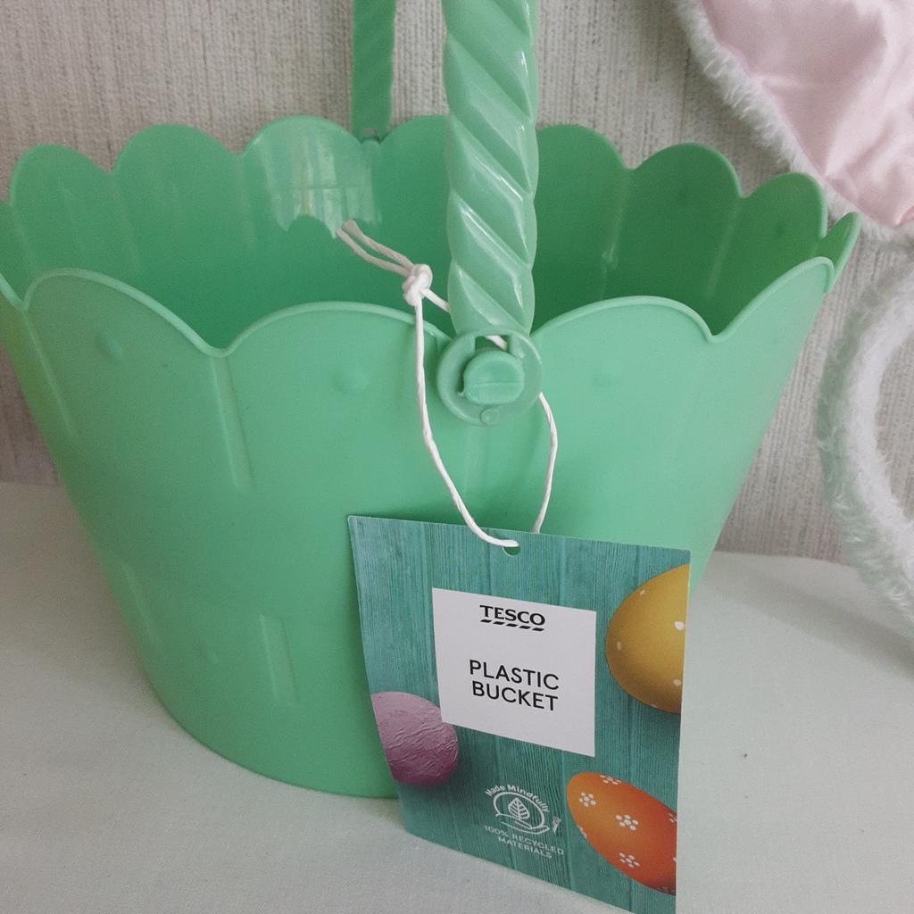 1 brand new plastic bucket, 1 easter chick approximately 19cm ( 7.5 inches ) and 1 used bunny ears with bracelet. Collection only as don't drive and don't post sorry.