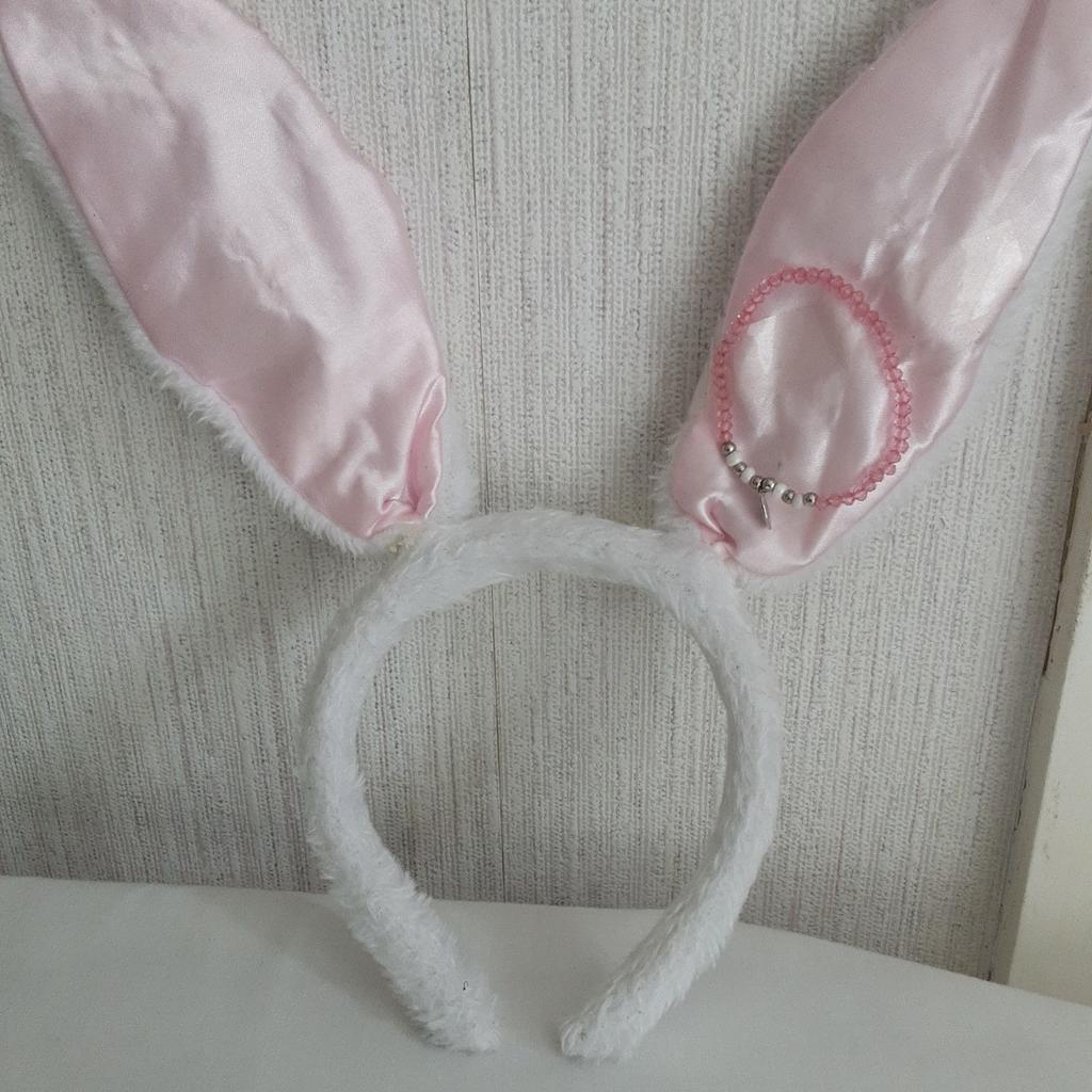 1 brand new plastic bucket, 1 easter chick approximately 19cm ( 7.5 inches ) and 1 used bunny ears with bracelet. Collection only as don't drive and don't post sorry.