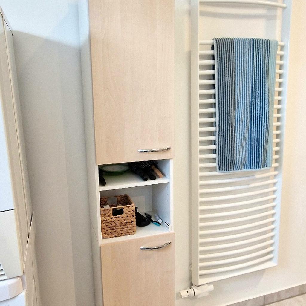 Badezimmerschrank und Waschbeckenunterschrank mit Korpus weiß und hellbraunen (Holzoptik) Türen.
Kleine Macken am Waschbeckenu terschrank siehe Foto
