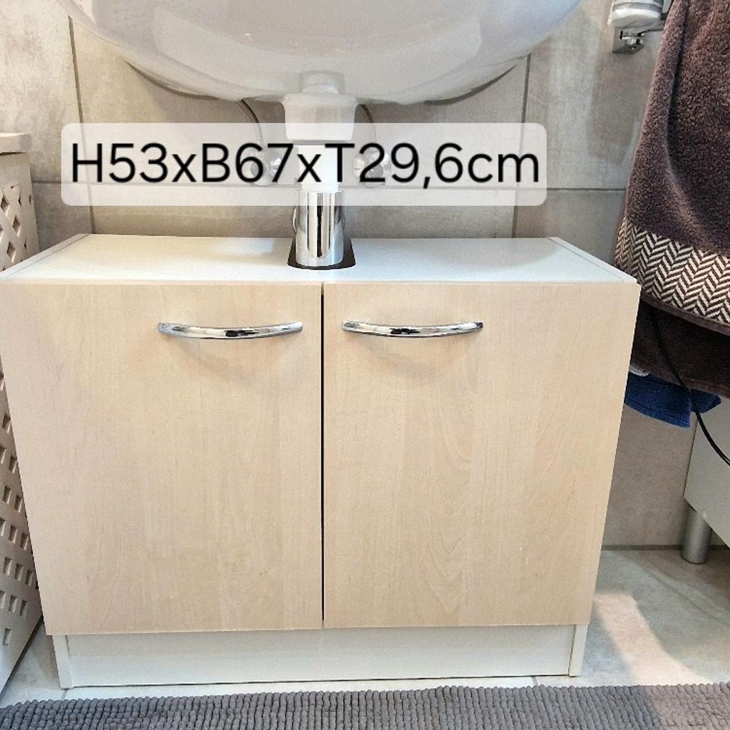 Badezimmerschrank und Waschbeckenunterschrank mit Korpus weiß und hellbraunen (Holzoptik) Türen.
Kleine Macken am Waschbeckenu terschrank siehe Foto