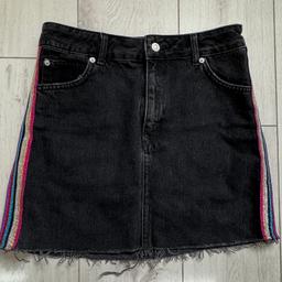 Elevate your wardrobe with this chic denim skirt from Topshop. Crafted from high-quality denim fabric, this skirt exudes style and sophistication.

Suitable for both casual and dressy occasions, the skirt is versatile and easy to wear.

In very good condition

Size UK 10