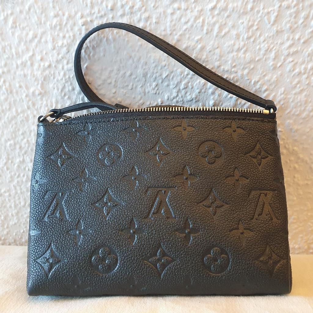 Original Louis Vuitton Pochette Pallas BB Monogram Empreinte Leder Schwarz.

Die Tasche ist wie Neu sie wurde noch nie benutzt.