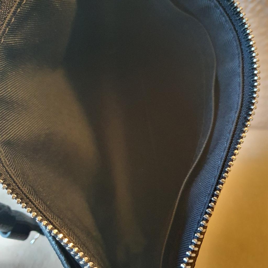 Original Louis Vuitton Pochette Pallas BB Monogram Empreinte Leder Schwarz.

Die Tasche ist wie Neu sie wurde noch nie benutzt.