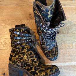 Verkaufe Nagelneue A.S. 98 Echtleder Boots / Kuhfell Leo Print Stiefel

#boots
#stiefel
#stiefeletten
#schnürstiefel
#as98
#as98boots
#kuhfell
#leopard
#leopardprint
#leo
#hochwertig
#bequem
#superweich

Gr 39 ( passt auch 38,5)
Neupreis 229

Eine Niete fehlt - letztes Bild - ist aber befestigt

Gepflegter Nichtraucherhaushalt, Versand möglich für 5€ via Hermes

Privat Verkauf/ kein Umtausch oder Gewährleistu