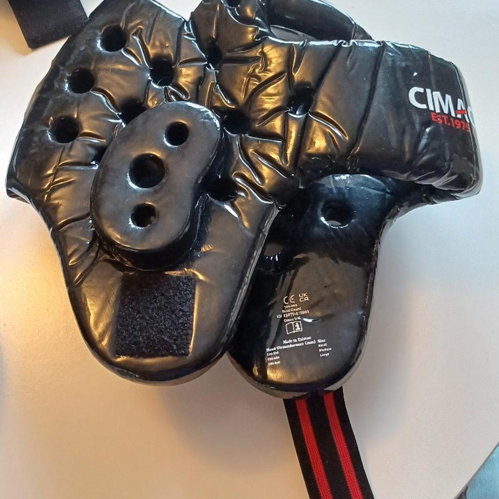 Never used.
Size L.
4 Items include protective gloves, helmet, pads and boots.
Please message me if you have any questions or queries!

I also have a matching boxing bag on my profile.