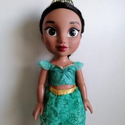 Sehr schöne Puppe von Disney
Jasmine aus Aladin
Puppe ist in einem super Zustand.
Sie hat diese zwei kleinen hellen Flecken an der Stirn siehe Fotos. Die aber nicht stören

Schöne glitzernde, reflektierende Augen
Orientalisches Outfit
Kann sitzen
Ca. 35 cm groß

ausziehbares Outfit, Schuhe, Krone, langes geflochtenes Haar, für Mädchen ab 3 Jahren

Disney Prinzessin als Puppe
