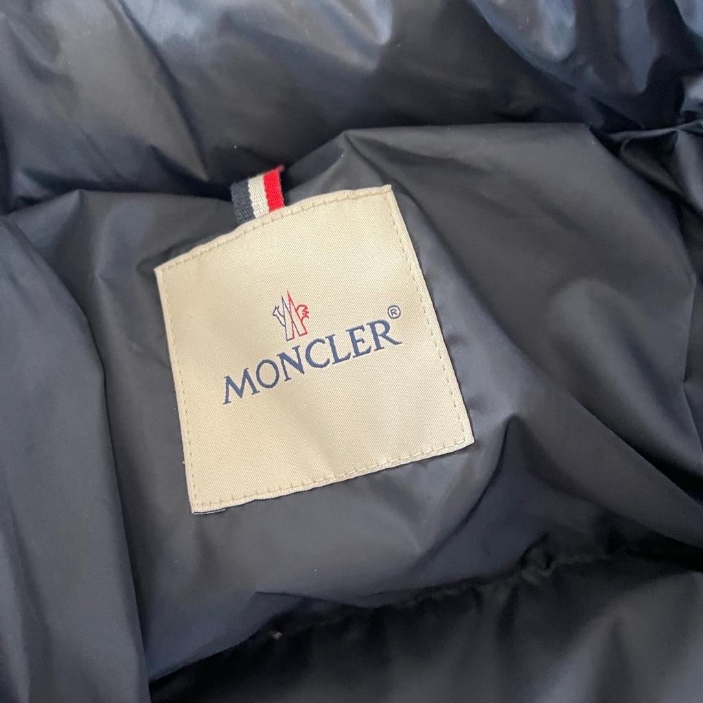 Hallo verkaufe hier eine nur selten getragene Moncler Montbeliard Jacke sie ist in Größe m und fällt auch so aus! Sie hat absolut keine Mängel schreibt mir gerne bei Fragen ich würde mich freuen!

P.s. Preise sind verhandelbar!!