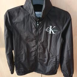 CALVIN KLEIN MONOGRAM WINDBREAKER
Colour -CK Black
Age- 14years, 164cm
Calvin Klein 'lightweight' windbreaker jacket
Has a zip fastening, detachable hood, cuff sleeve and neck, gathered waist and a Calvin Klein logo on the front.
Worn a few times, very good condition apart from 2nd pic where logo is slightly speckled.