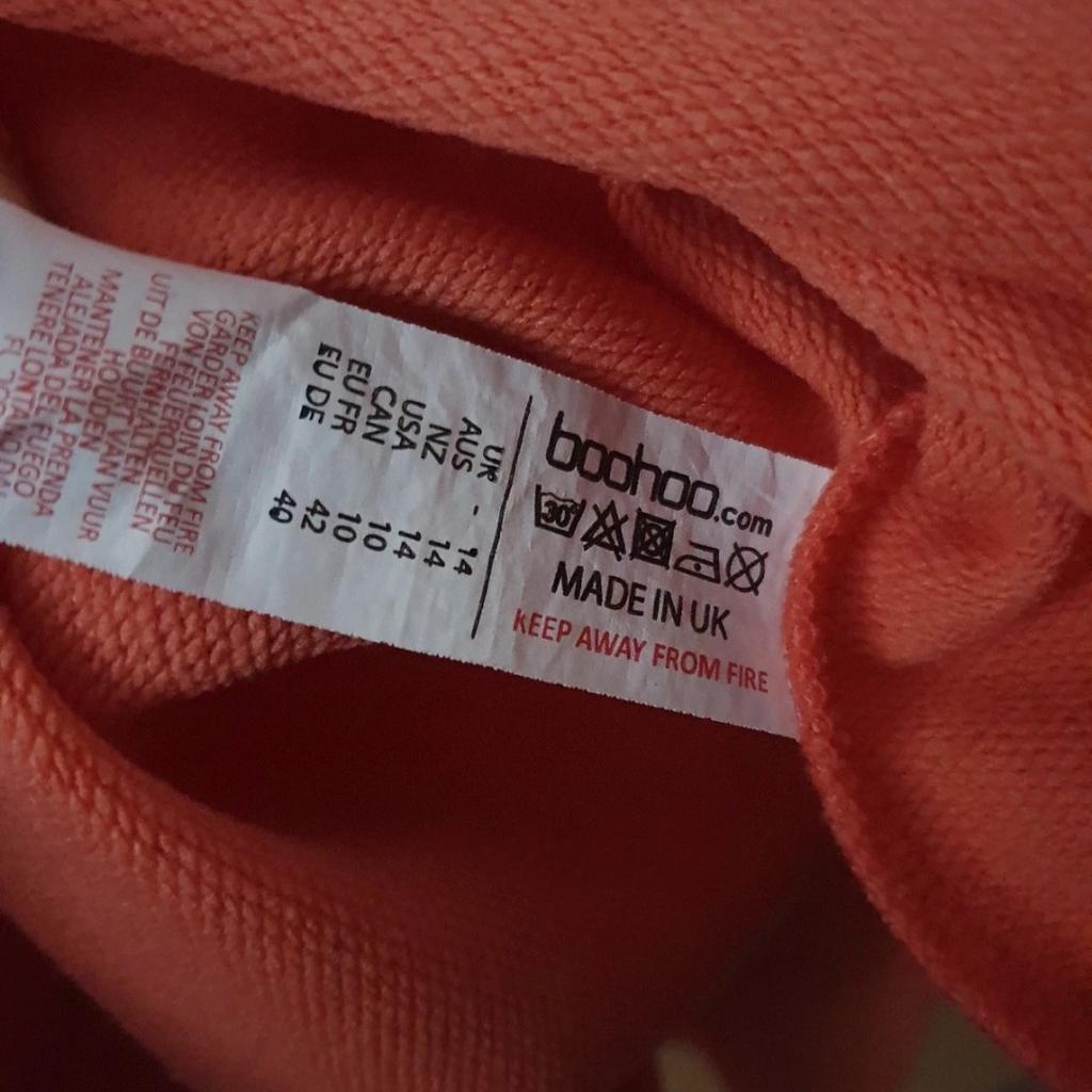 Boohoo Sweat dress
Colour- orange/Coral with white printed 'Women' logo design on the front
Size 14
Cuffed sleeves
Frayed hem design
Material- 100% polyester
Worn a few times in good condition
