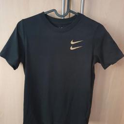 Nike Swoosh boys tshirt
Featuring gold printed logo on front and back
Boys size Size M- 137-147cm
In very good condition, worn a few times