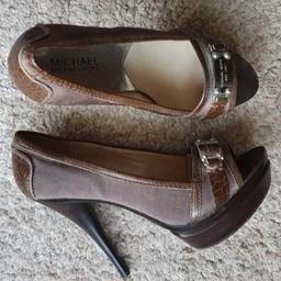 Genuine Michael Kors brown Classic platform heels
Croc print peep toe
Front studded logo MK, EST 1981
Size uk 5 (8M)
MK logo on the back ( last pic )
A little bit of thread coming away can’t tell unless you look up closely ( 4th pic )
These were originally purchased from House of Fraser
Used condition