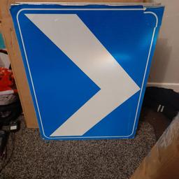 directional safety sign 
600 mm by 800 millimeters 
light build

part of amazon pallet

open any to offers