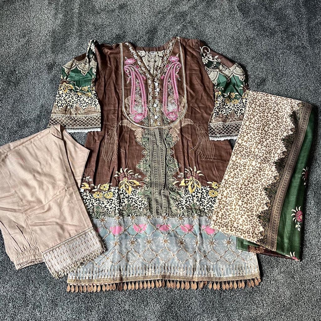 Brand new suit

Size medium in pakistani clothing

Dress measurements
Chest 20 inches
Waist 18.5 inches
Hips 21.5 inches
Sleeves 20 inches
Dress length 38 inches

Trouser length 38.5 inches