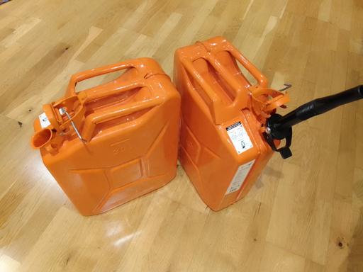 Vehicles Essex Harlow - Photos for jerry cans 20ltr + spout.