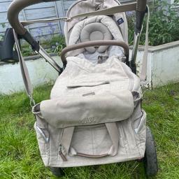 Mamas and papas pushchair 7 pieces bundle.
Used for one tear but in good condition.
A travel system bundle including the most essential newborn and toddler travel necessary:
All-terrain Ocarro pushchair and carry-coat, a matching changing bag and footmuff, handy cup holder and car seat adaptors, raincovers