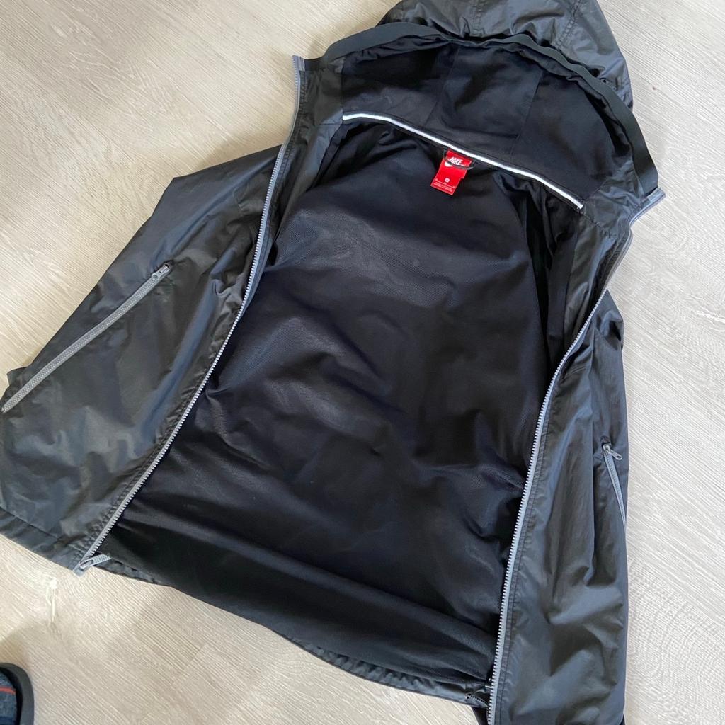 Ein sehr gute Nike Jacke mit Hintertasche + Seitentaschen für wenig Geld