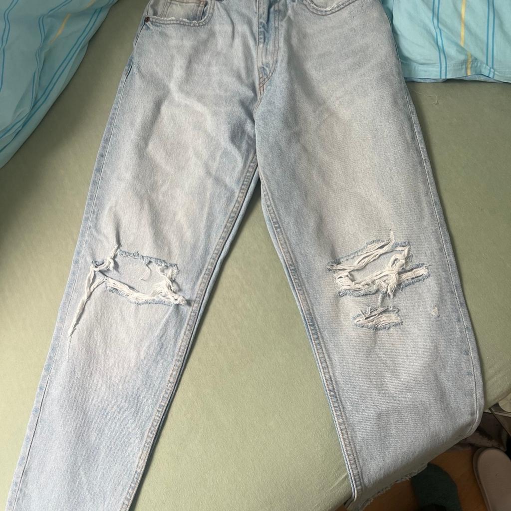 Auf dieser Hose sind keine Gebrauchsspuren nicht mal einmal getragen. Mam, Jeans von Zara sehr bequem. Geht über den Bauchnabel.