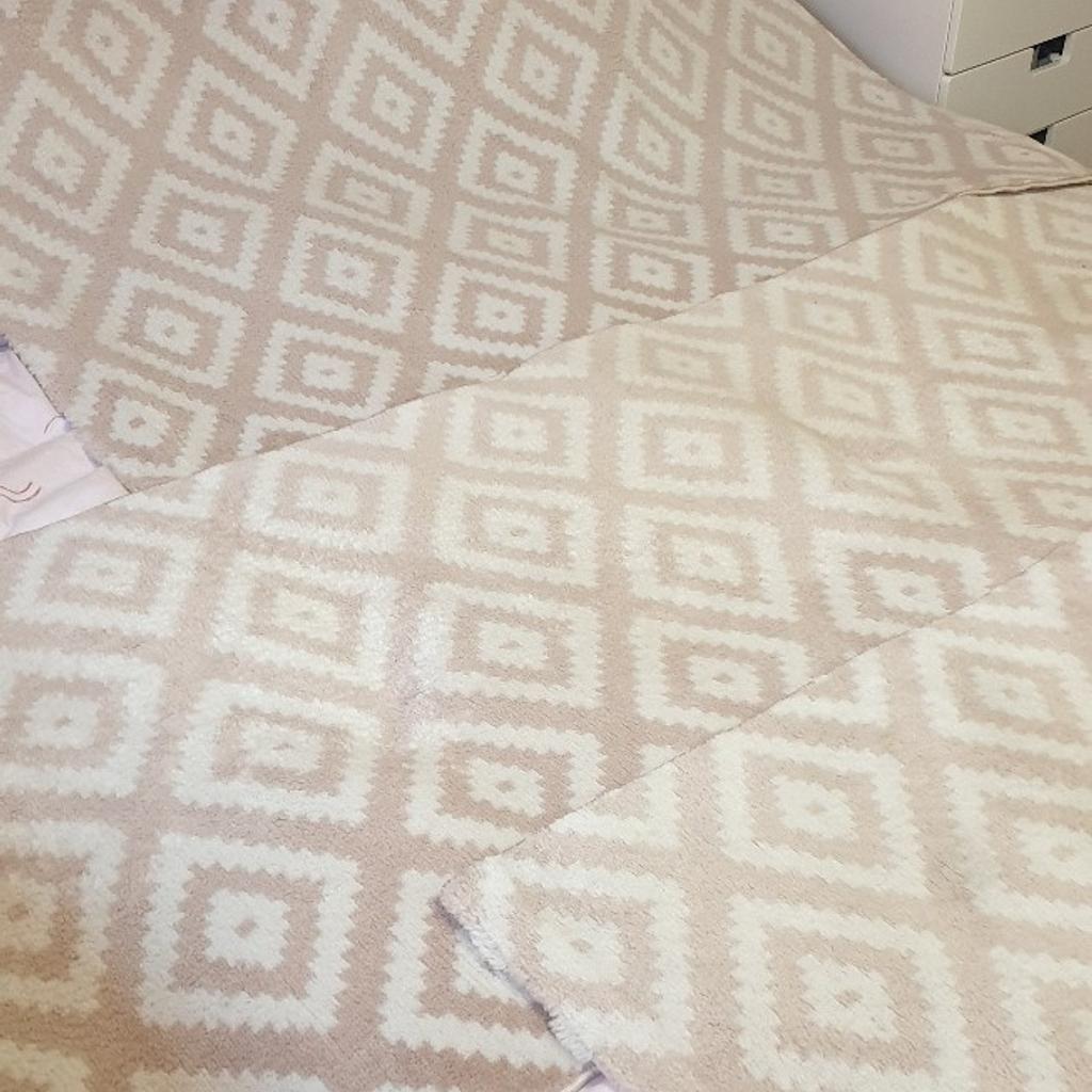 Ich verkaufe die set teppich für die Schlafzimmer der hat schöne Farben weiß und hell rosa sind guter Qualität
2 kleine gr, 80×150 cm
Und lange teppich gr. 80×300cm
Keine Haustiere und sehr frische gewaschen.