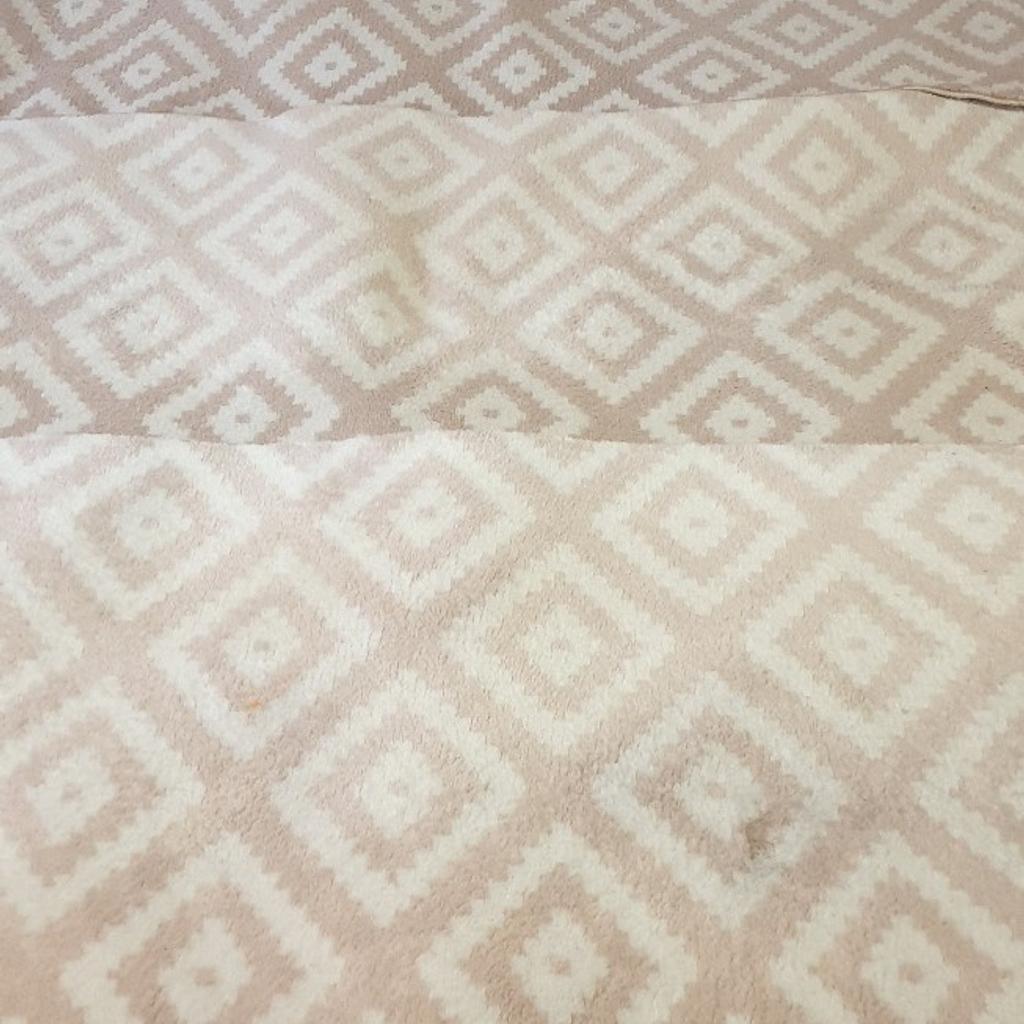 Ich verkaufe die set teppich für die Schlafzimmer der hat schöne Farben weiß und hell rosa sind guter Qualität
2 kleine gr, 80×150 cm
Und lange teppich gr. 80×300cm
Keine Haustiere und sehr frische gewaschen.