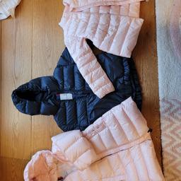 Mantel links: ist bereits verkauft

Jacke Mitte: Gr 100 (4 Jahre), dunkelblau (eher für Frühling/Herbst)
Jacke rechts: Gr 100 (4 Jahre), rosa, tolle Frühlings-/Herbstjacke

je Stück 50€