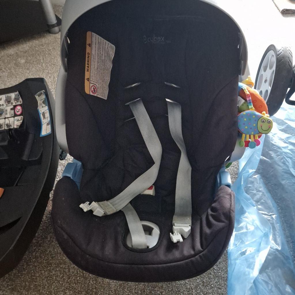 mamas and papa sola.
Used pushchair with isofix.

The baby carrier can be attached to the chair.

Thanks.