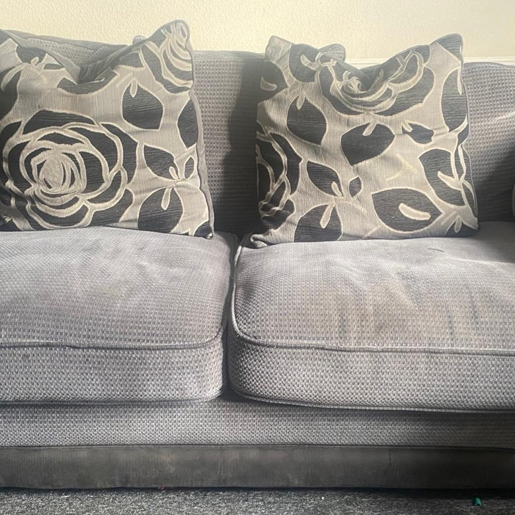Selling this three piece sofa set
One single chair
Two seater sofa
And a three seater sofa
Collection only from n9