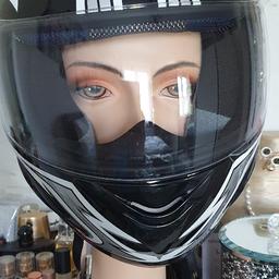 Der Helm ist in sehr gute Zustand Größe M schwarz grau  weiß. Preis 30€ Keine Kratzer wie neu